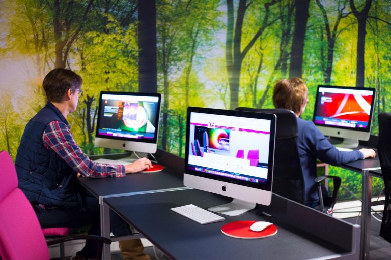 Studenten aan het werk op de computer bij De Digitale Academie in Deventer